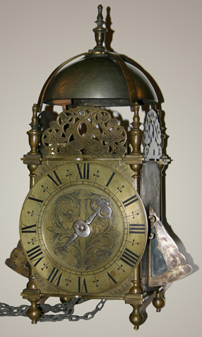 Centre-swing lantern clock